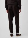 spodnie-dresowe-meskie-gap-jogger-terra-brown-tyl.jpg