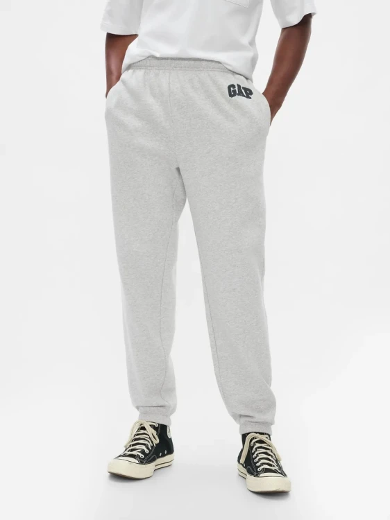 spodnie-dresowe-gap-men-jogger-szary-melanz-haft-logo.jpg