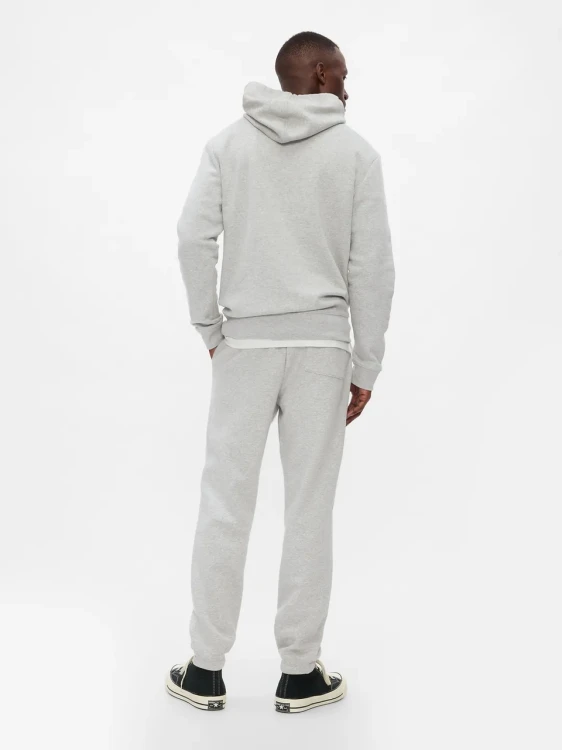 szare-spodnie-dresowe-meskie-gap-heritage-jogger-tyl.jpg