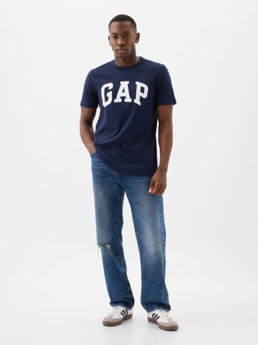 granatowa-koszulka-meska-gap-everyday-soft-logo-stylizacja.jpg