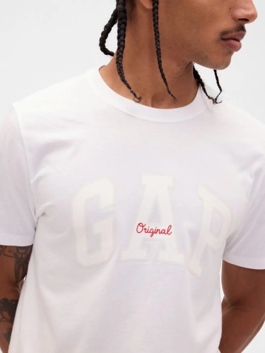 t-shirt-gap-original-arch-bialy-czerwony-haft-detal.jpg