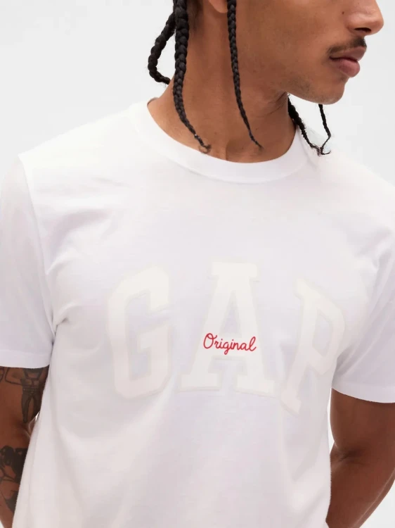 t-shirt-gap-original-arch-bialy-czerwony-haft-detal.jpg