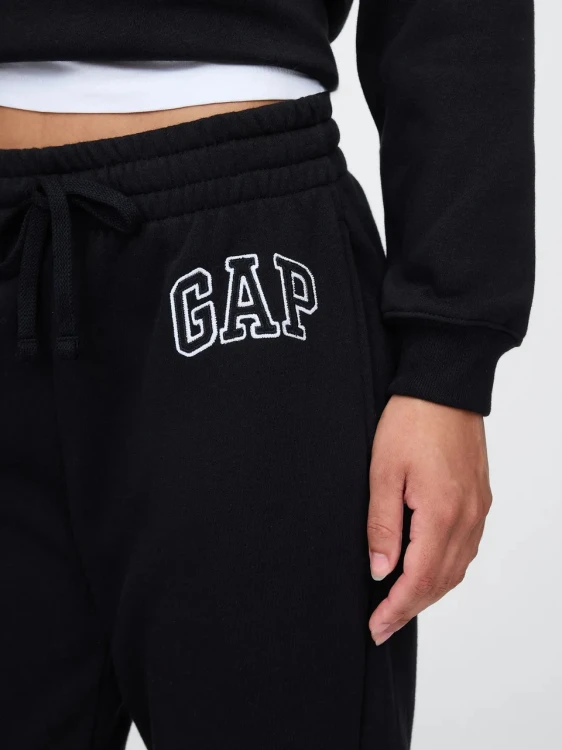 damskie-spodnie-dresowe-gap-heritage-czarne-logo-haft-detal.jpg