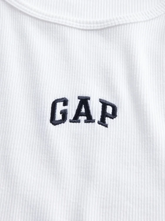 bialy-t-shirt-gap-prazkowany-haftowane-mini-logo-detal.jpg