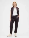 brazowe-spodnie-dresowe-damskie-gap-heritage-jogger-turkish-coffee-stylizacja