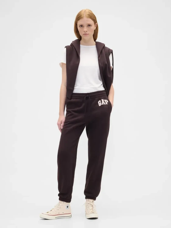 brazowe-spodnie-dresowe-damskie-gap-heritage-jogger-turkish-coffee-stylizacja