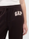 damskie-spodnie-dresowe-gap-heritage-jogger-haft-logo-detal