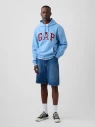 blekitna-bluza-meska-z-kapturem-gap-heritage-logo-blue-suede-stylizacja