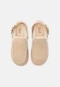 mule-damskie-ugg-evelina-clog-sand-castle-1180251-sndc-03.webp