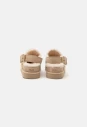 mule-damskie-ugg-evelina-clog-sand-castle-1180251-sndc-04.webp