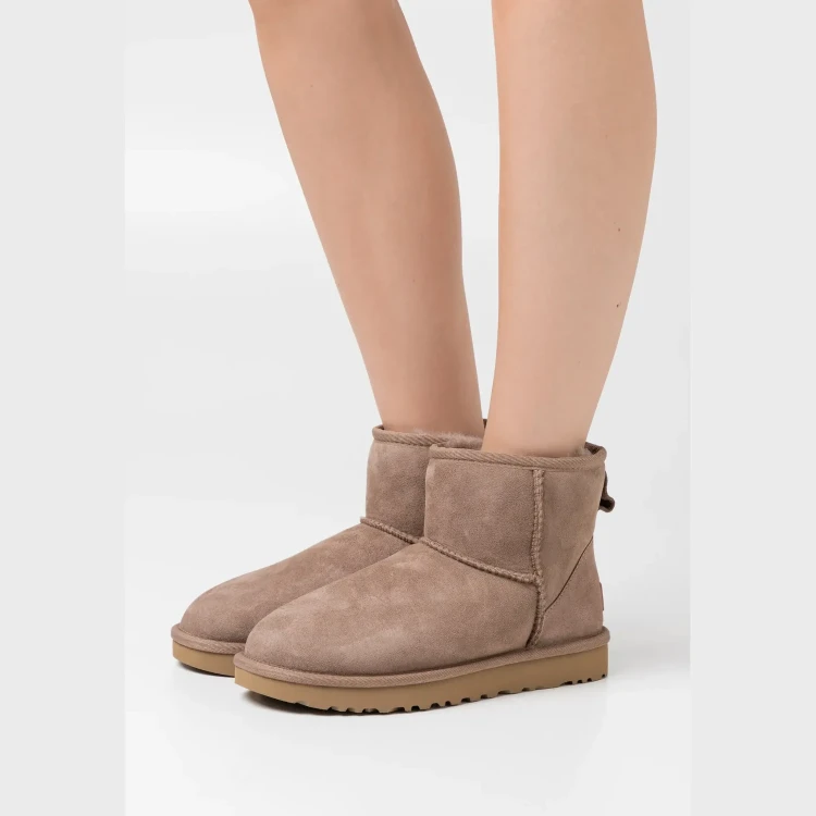 sniegowce-damskie-ugg-classic-mini-ii-caribou-1016222-crbo-06-na-nogach.webp