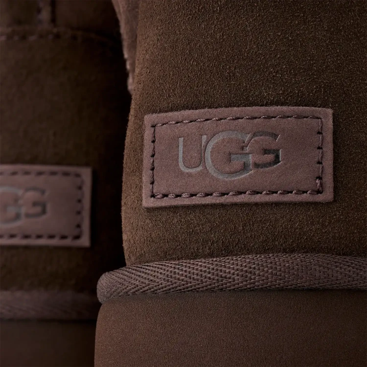 sniegowce-damskie-ugg-classic-mini-ii-dusted-cocoa-1016222-ddc-05-detal-logo.webp