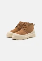 buty-meskie-ugg-neumel-weather-hybrid-chestnut-whitecap-1143991-cwtc-01-para.webp