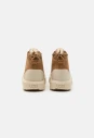 buty-meskie-ugg-neumel-weather-hybrid-chestnut-whitecap-1143991-cwtc-04-tyl.webp
