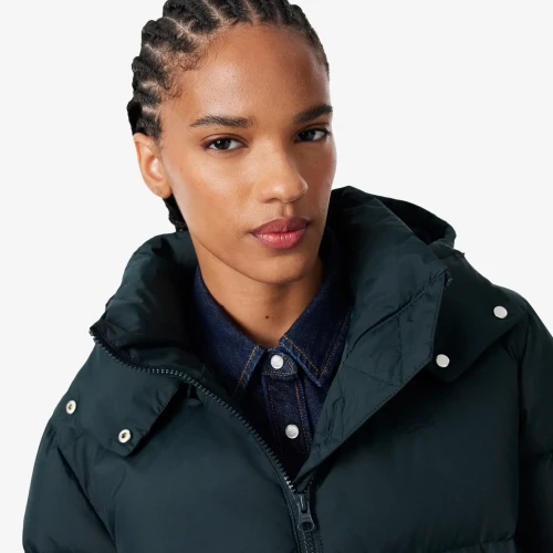 kurtka-puchowa-damska-lacoste-bf8434-gjp-stojka-kaptur-logo-detal